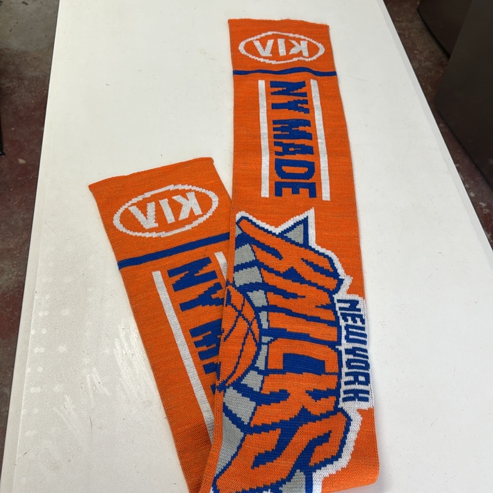 New York Knicks Scarf - Picture 2 of 3